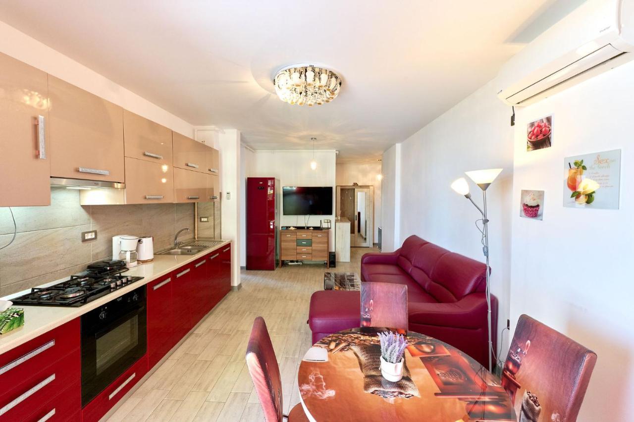 Glamour Red Apartment 22 In Spa Pool Resort ママイア エクステリア 写真